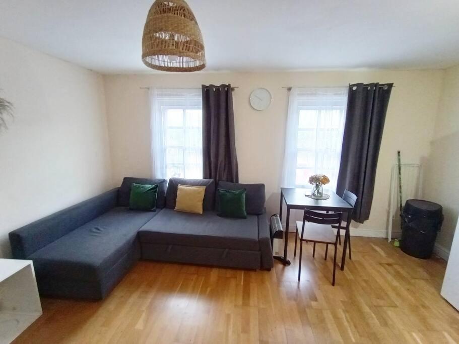 1- Bedroom Flat In London, Sleeps 4, Good Transport Link London