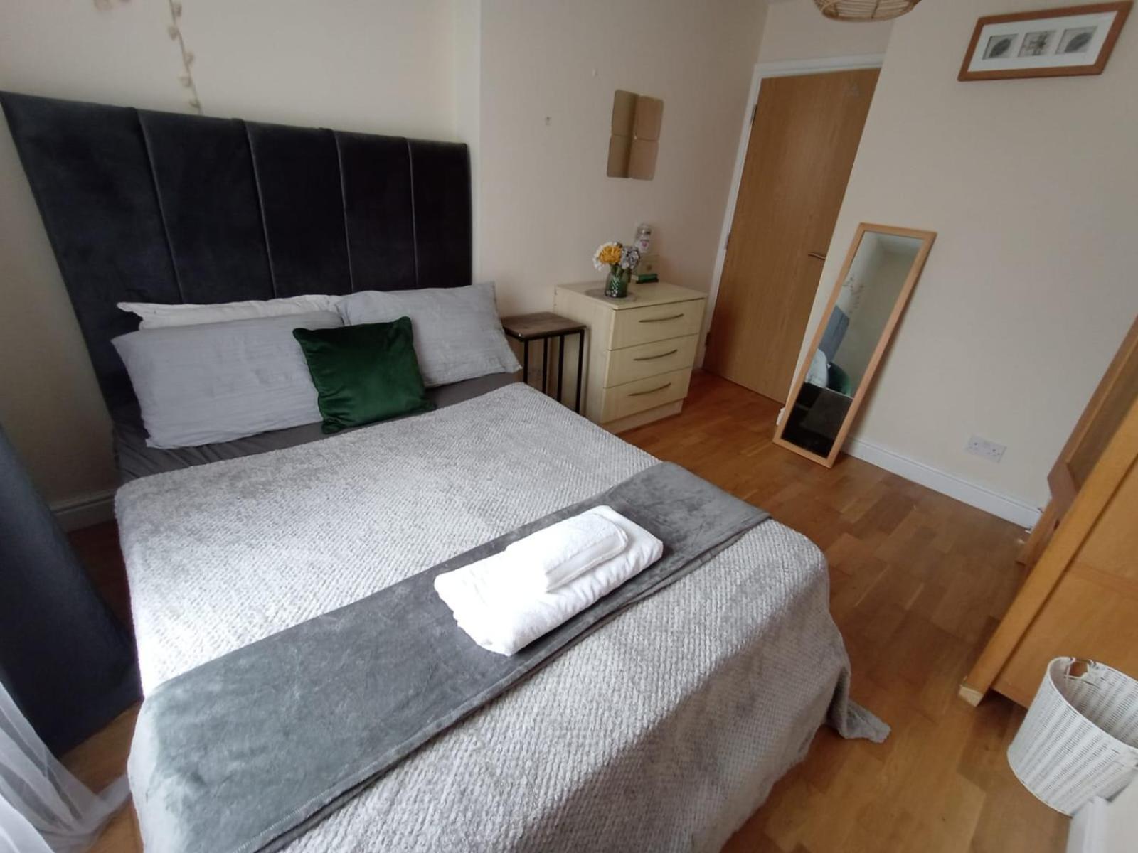 1- Bedroom Flat In London, Sleeps 4, Good Transport Link * London