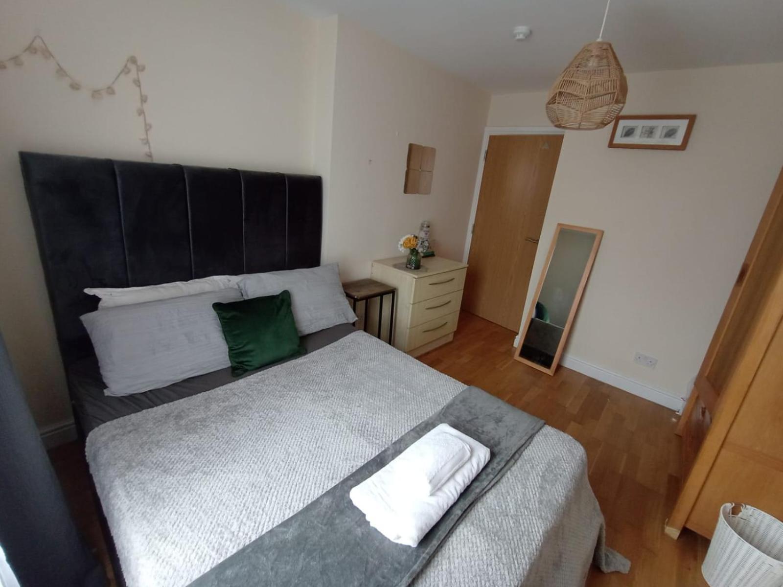 1- Bedroom Flat In London, Sleeps 4, Good Transport Link Apartment London