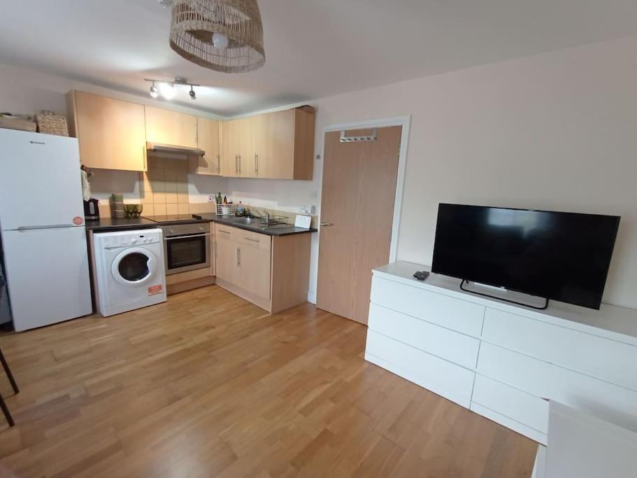Apartment 1- Bedroom Flat In London, Sleeps 4, Good Transport Link London