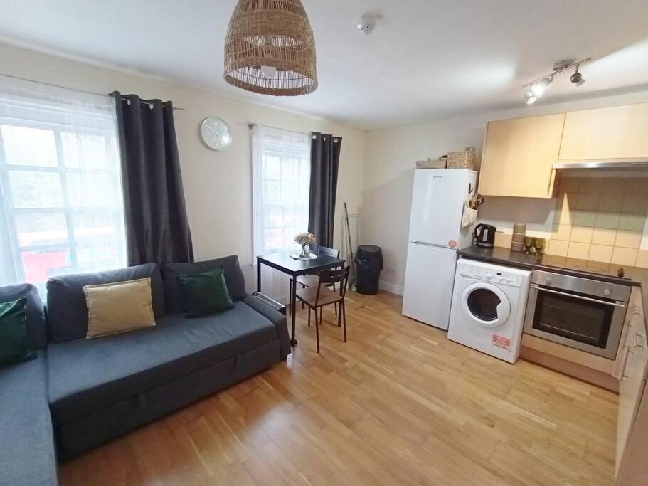 1- Bedroom Flat In London, Sleeps 4, Good Transport Link London