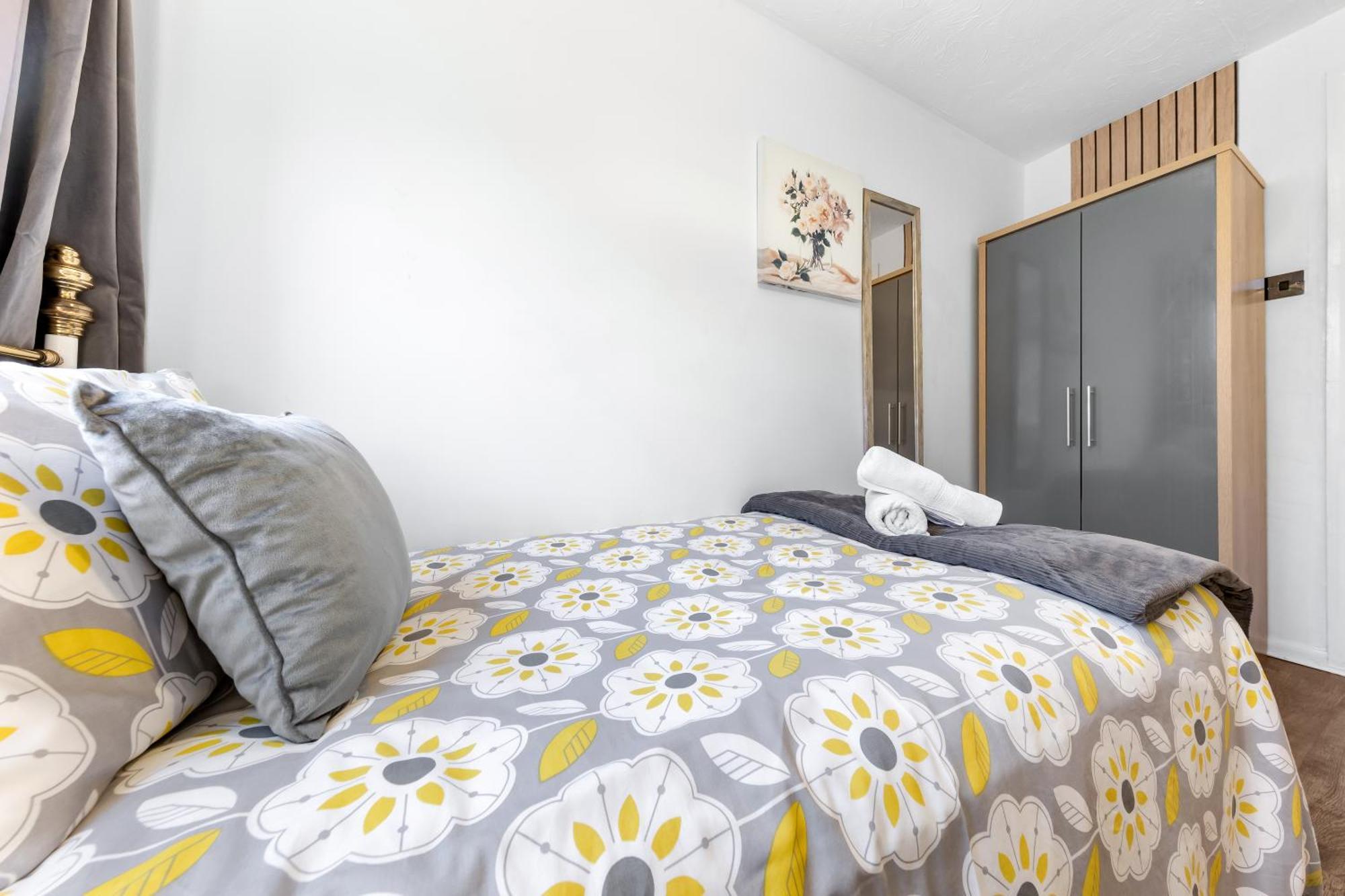 Luxe 2bed, Free Parking And Permit, Great Transport Links Apartment London