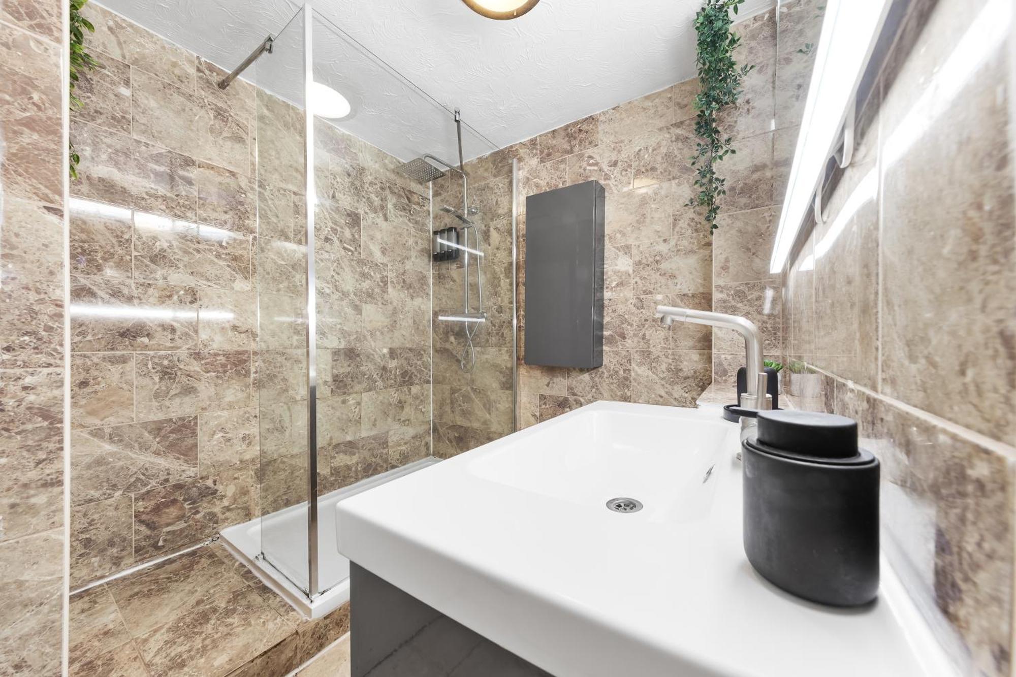 Luxe 2bed, Free Parking And Permit, Great Transport Links London