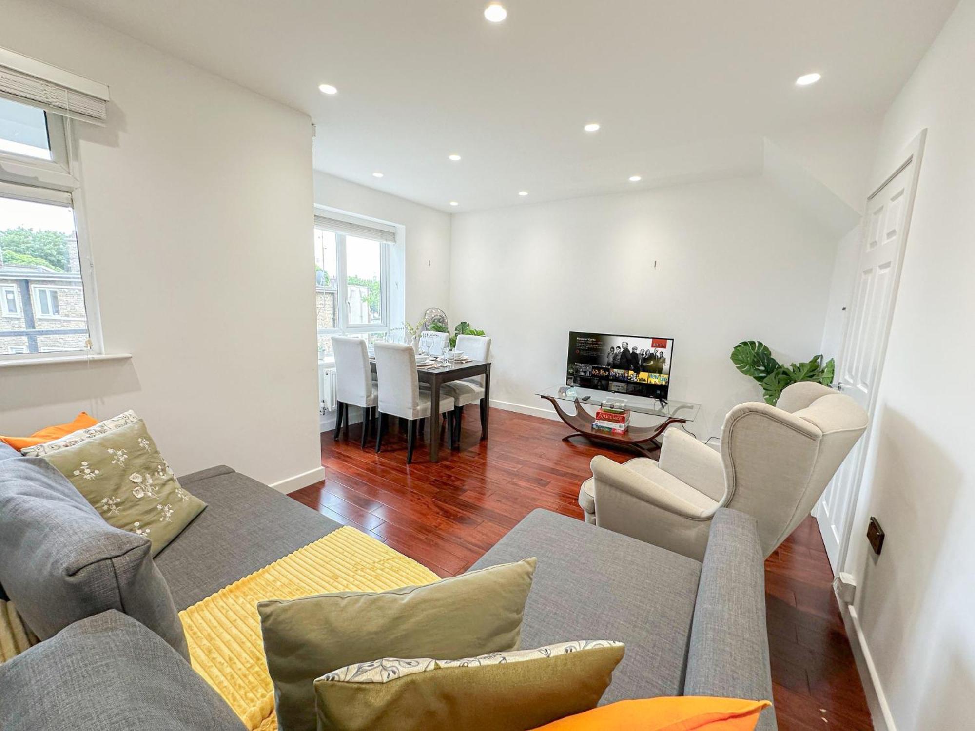 Charming 2-bedroom Flat With Private Balcony Near Islington Station, Canonbury * London