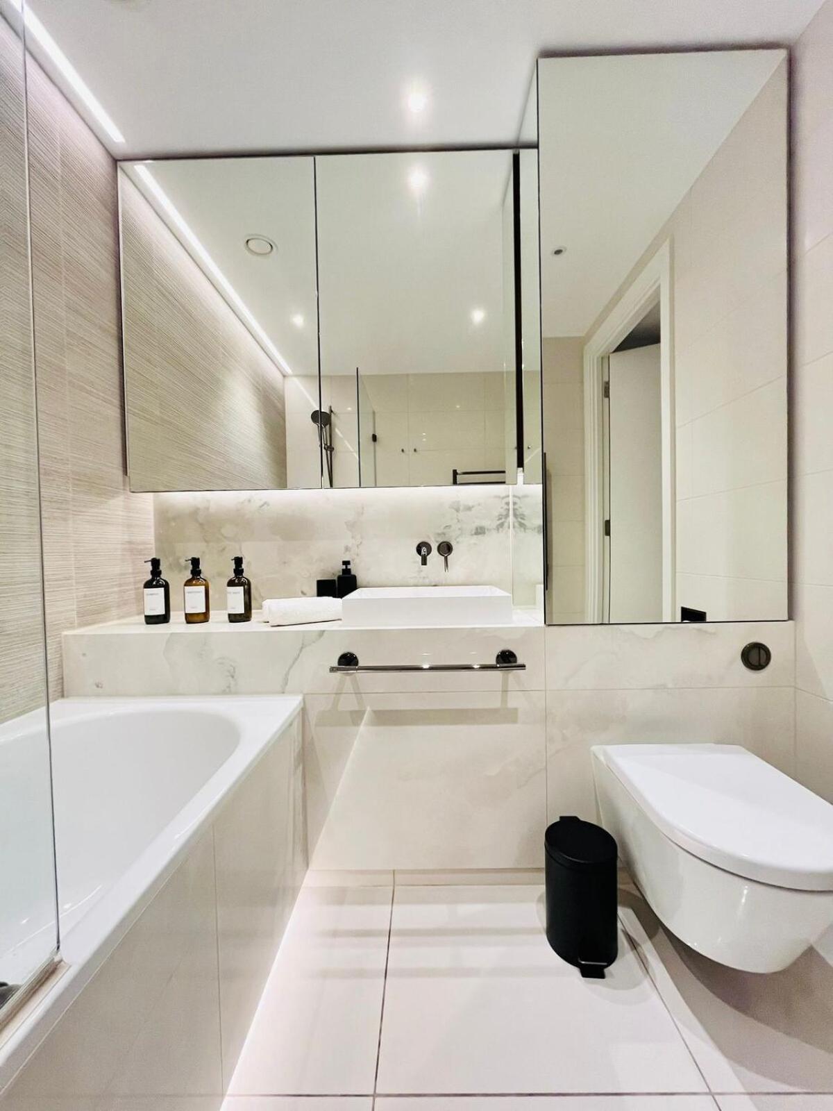Apartment Chic Westfield Retreat - Two Bedroom Two Bathroom Luxury In White