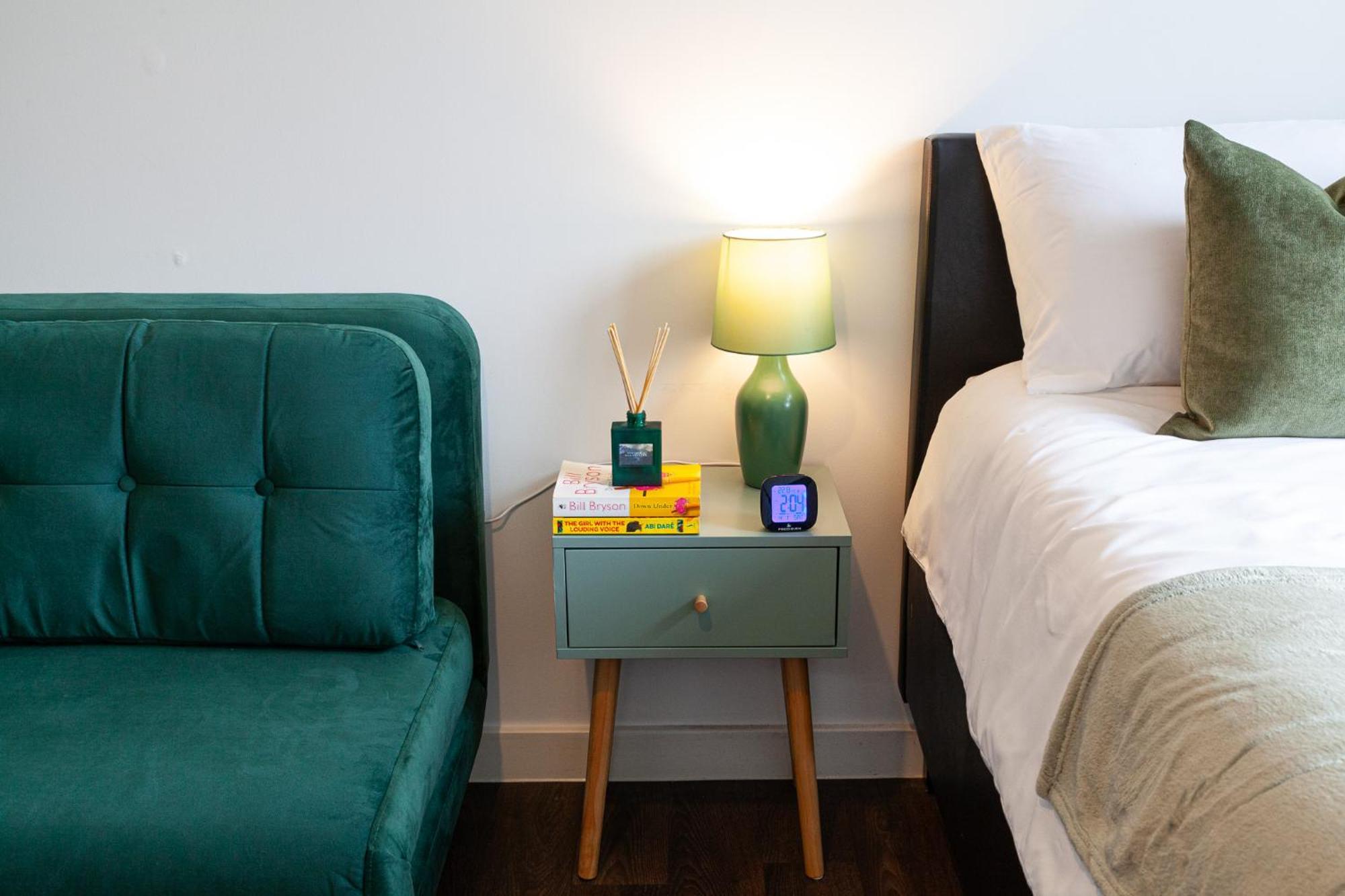 Spacious And Bright With Balcony Views * London