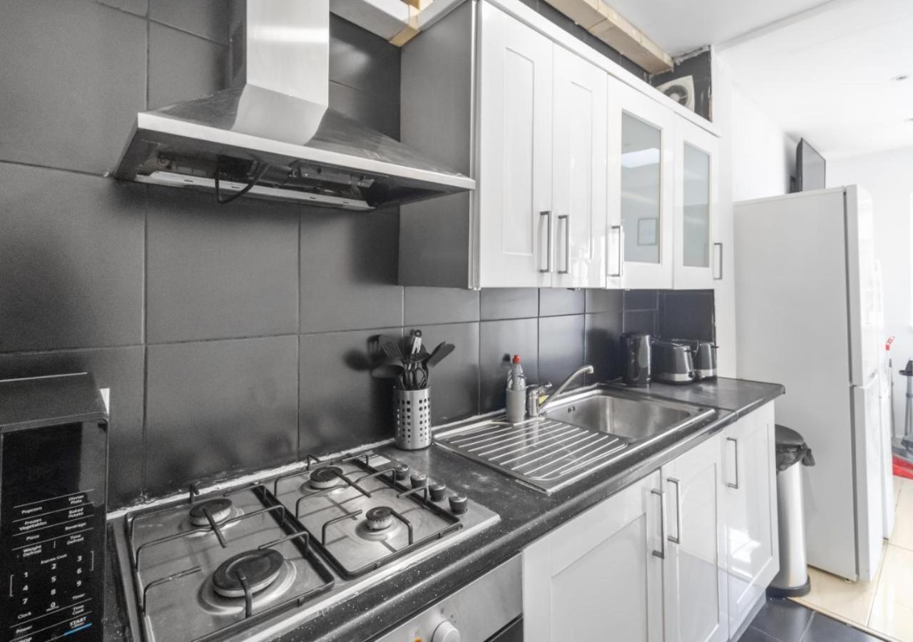 Experience Comfort & Style Cosy Private In Roundway Apartment London
