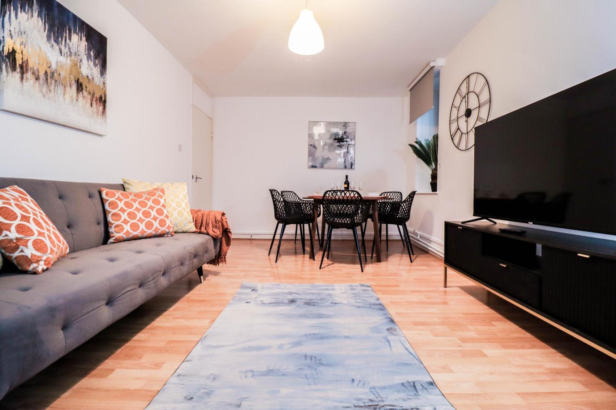 Apartment Well-Presented 3-Bedroom Flat! Great Location!