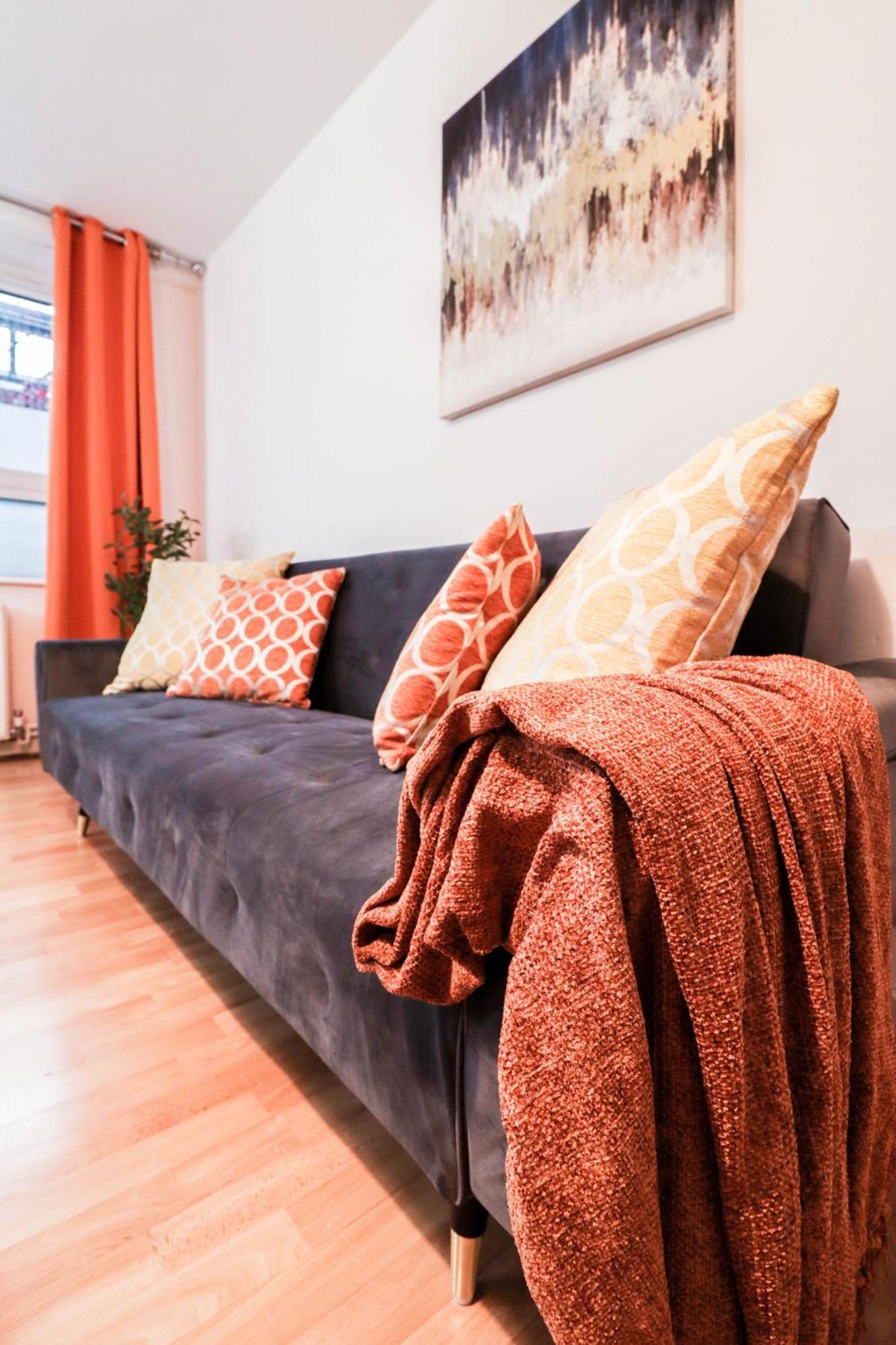 Well-Presented 3-Bedroom Flat! Great Location! * London