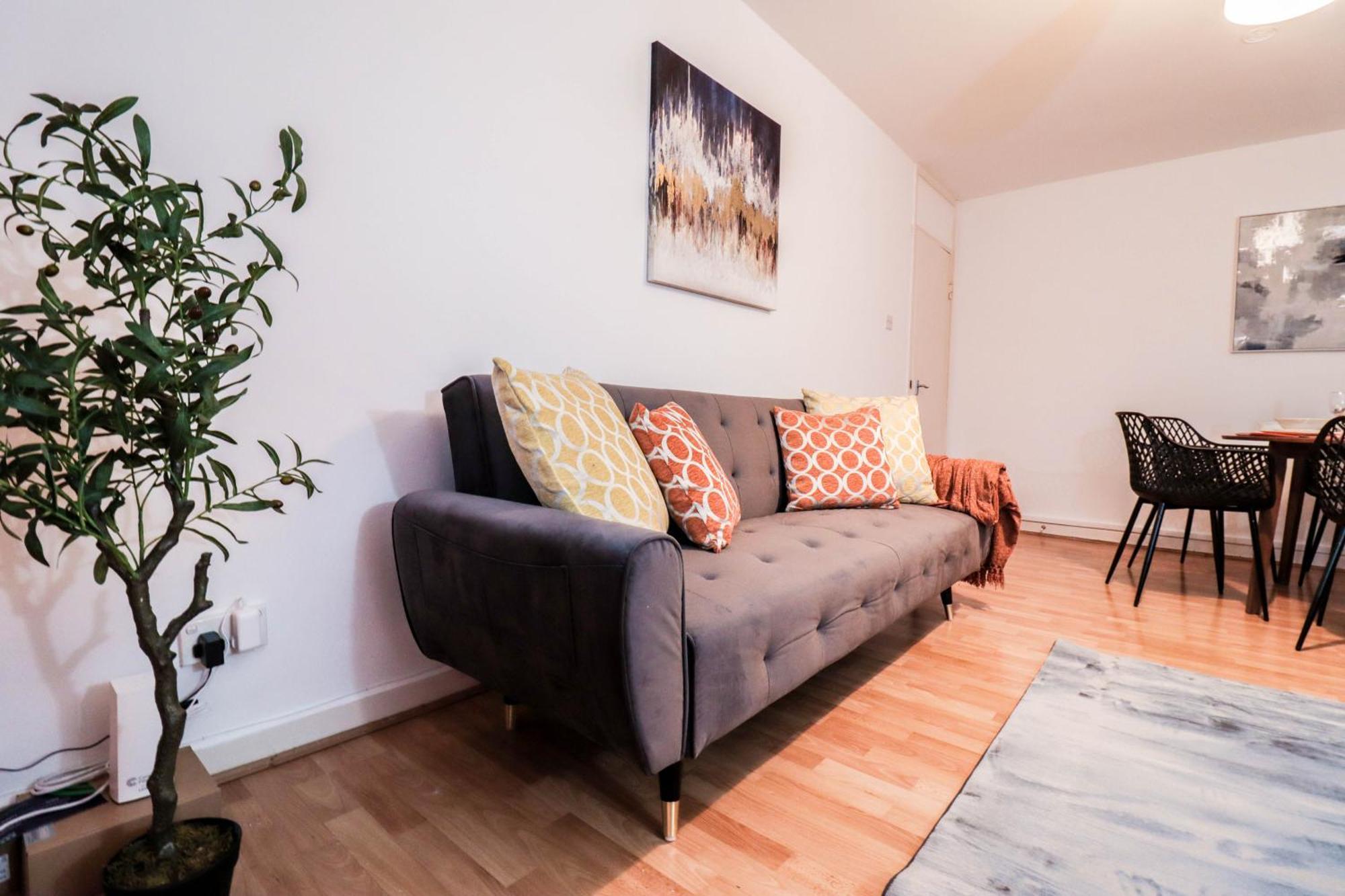 Apartment Well-Presented 3-Bedroom Flat! Great Location! *