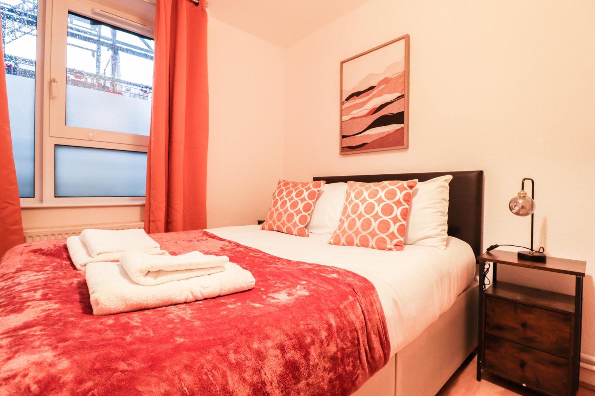 Apartment Well-Presented 3-Bedroom Flat! Great Location! *