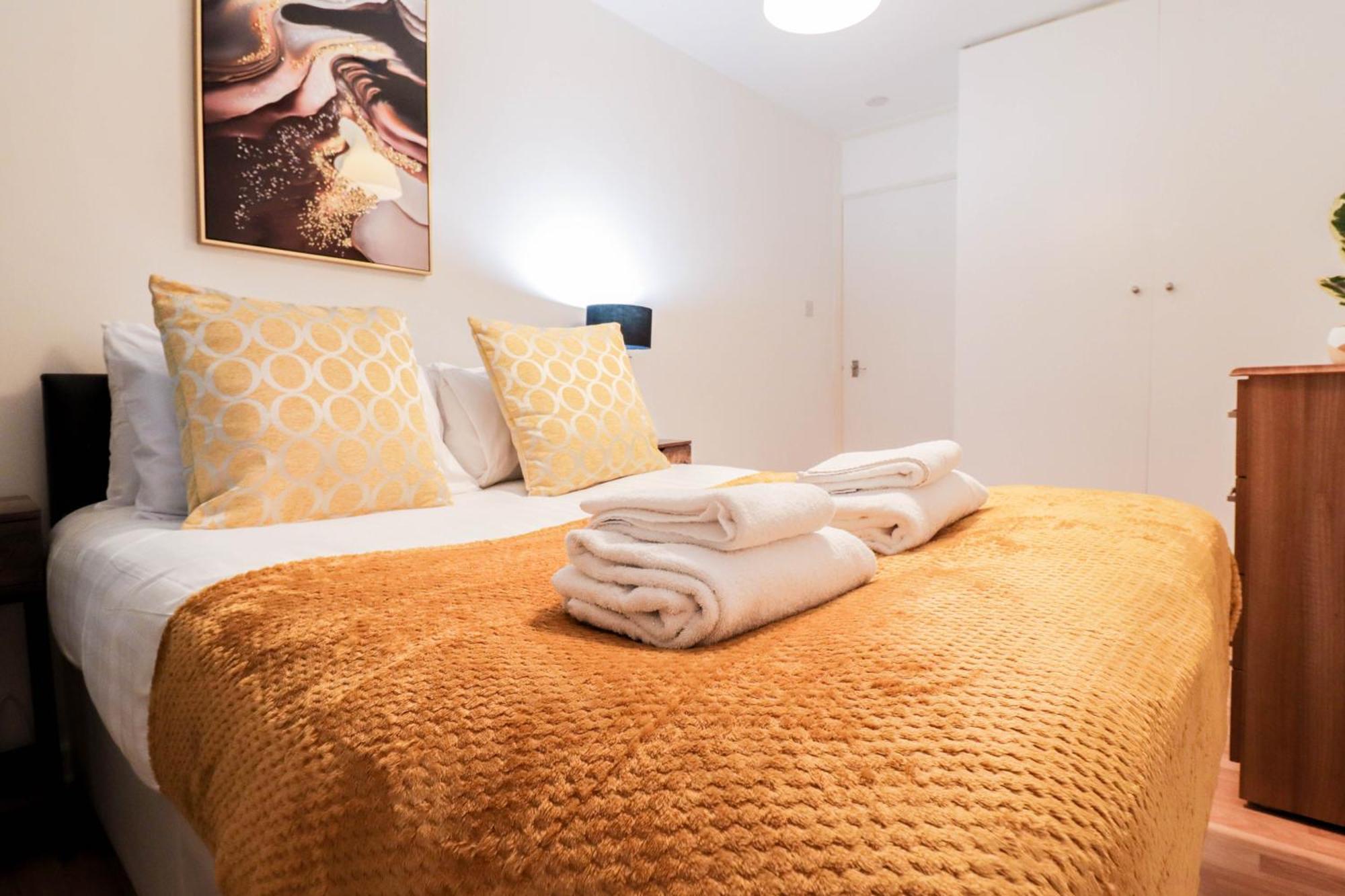 Well-Presented 3-Bedroom Flat! Great Location! * London