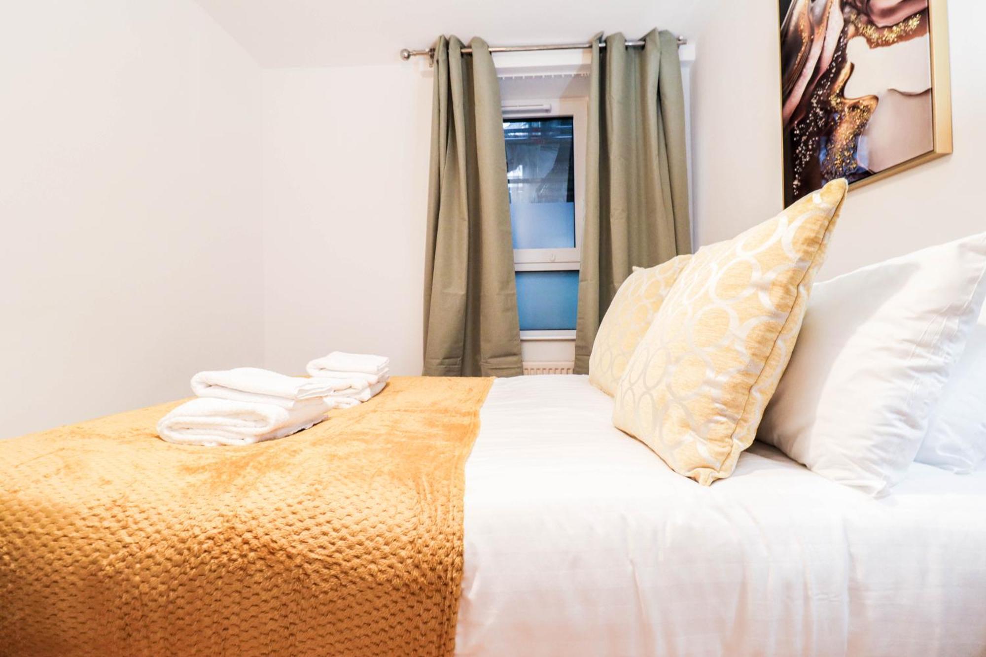 Apartment Well-Presented 3-Bedroom Flat! Great Location! London