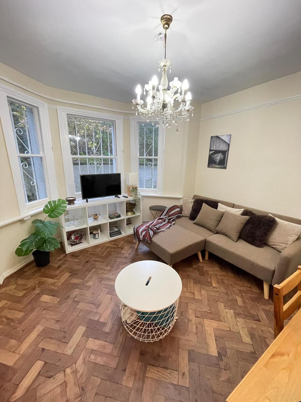 Cozy 1 Bed Flat In Apartment
