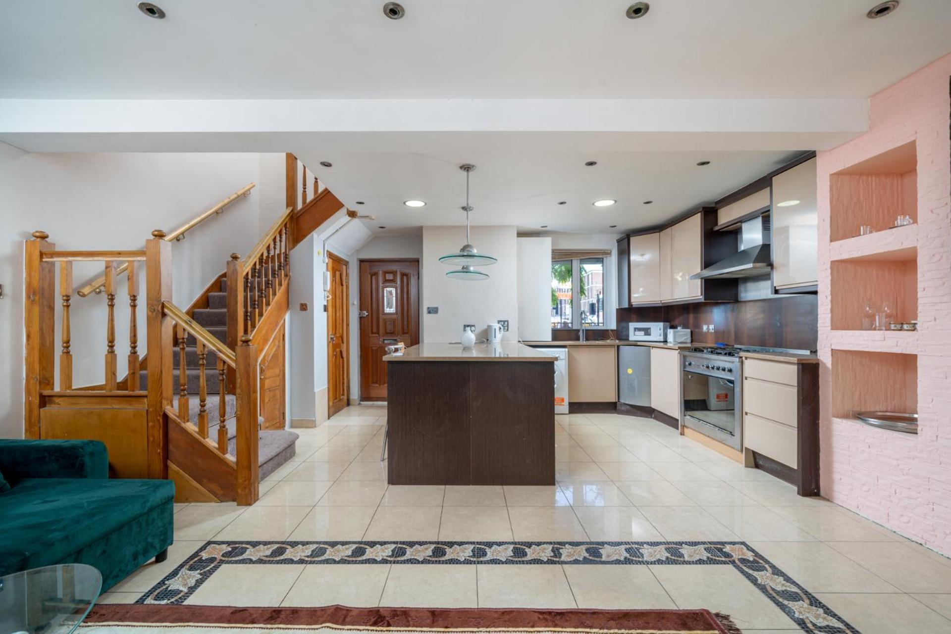 Beautiful 3 Bedroom Maisonette * Londres