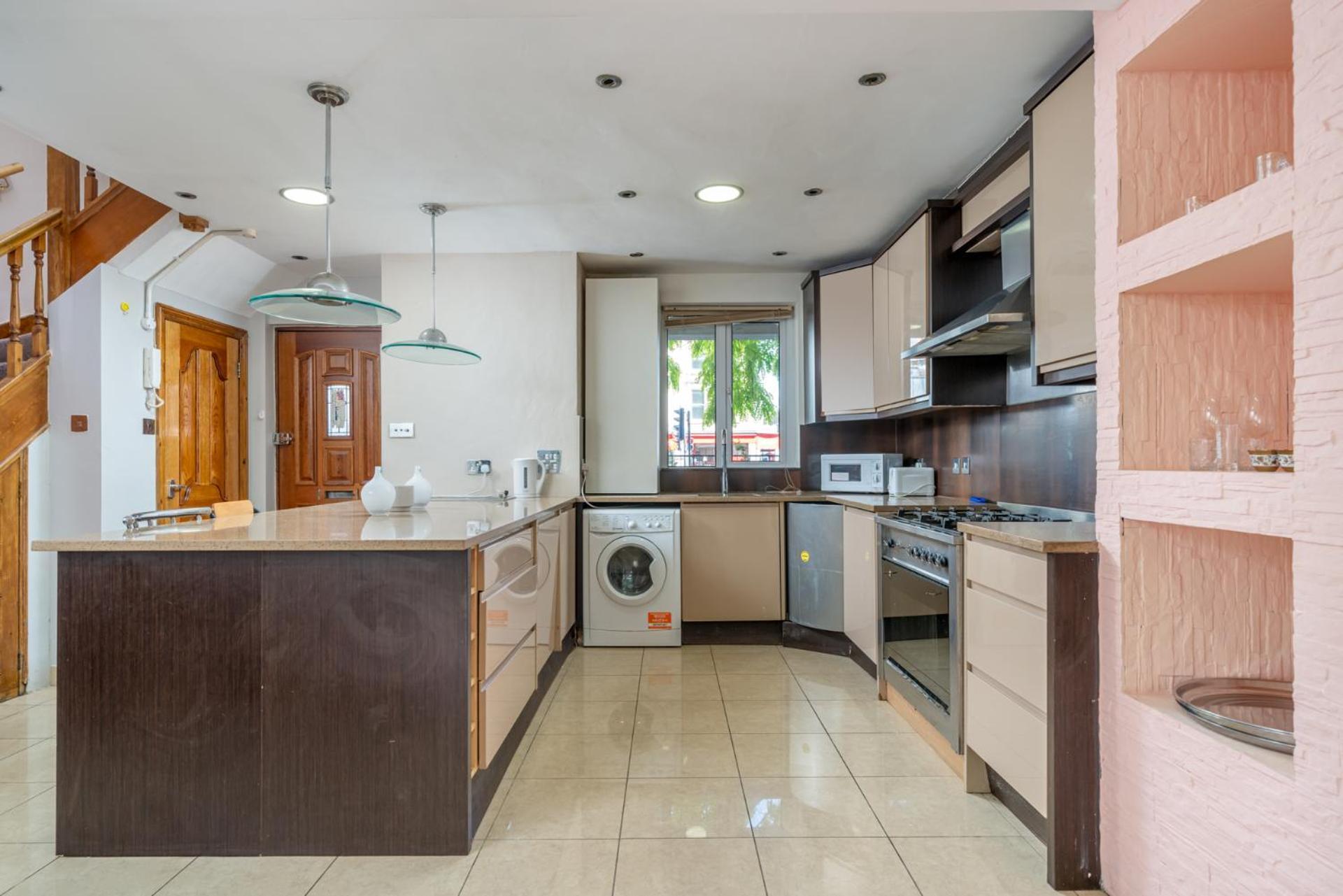 Beautiful 3 Bedroom Maisonette *