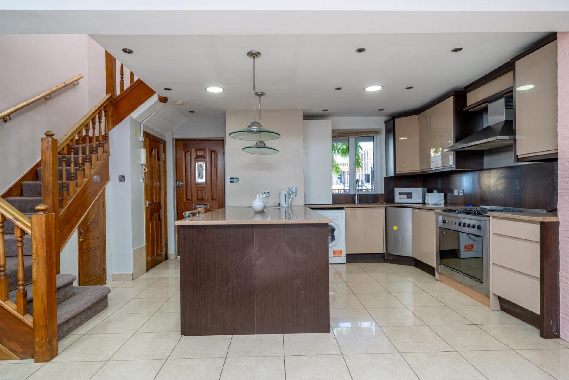 Beautiful 3 Bedroom Maisonette