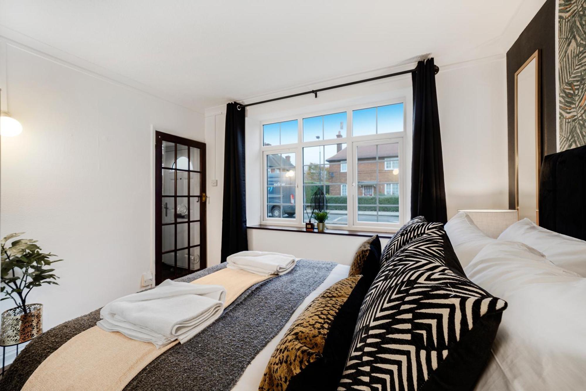 Boutique Shepherds Bush Abode-Garden-Sleeps 12