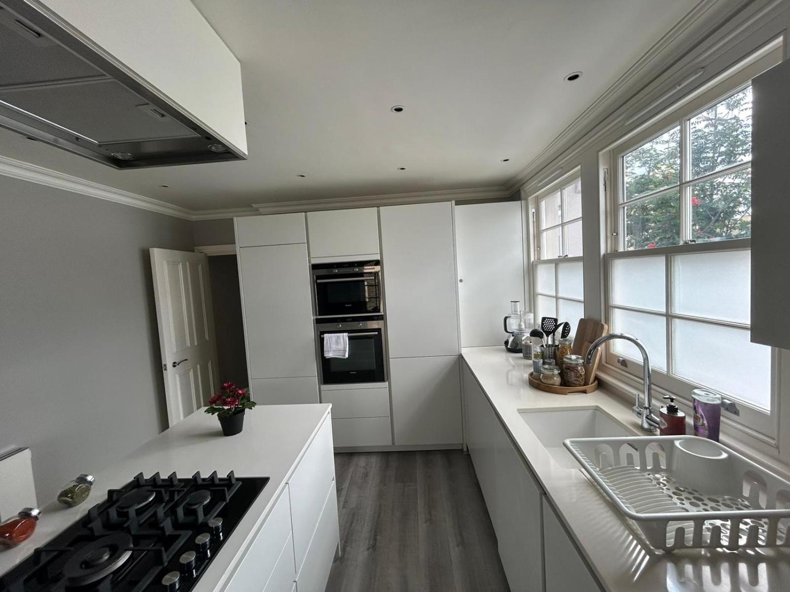 Appartement Beautiful And Spacious 2 Bed, 2 Bath Bordering Fulham And Chelsea - Entire With Private Entrance Londen