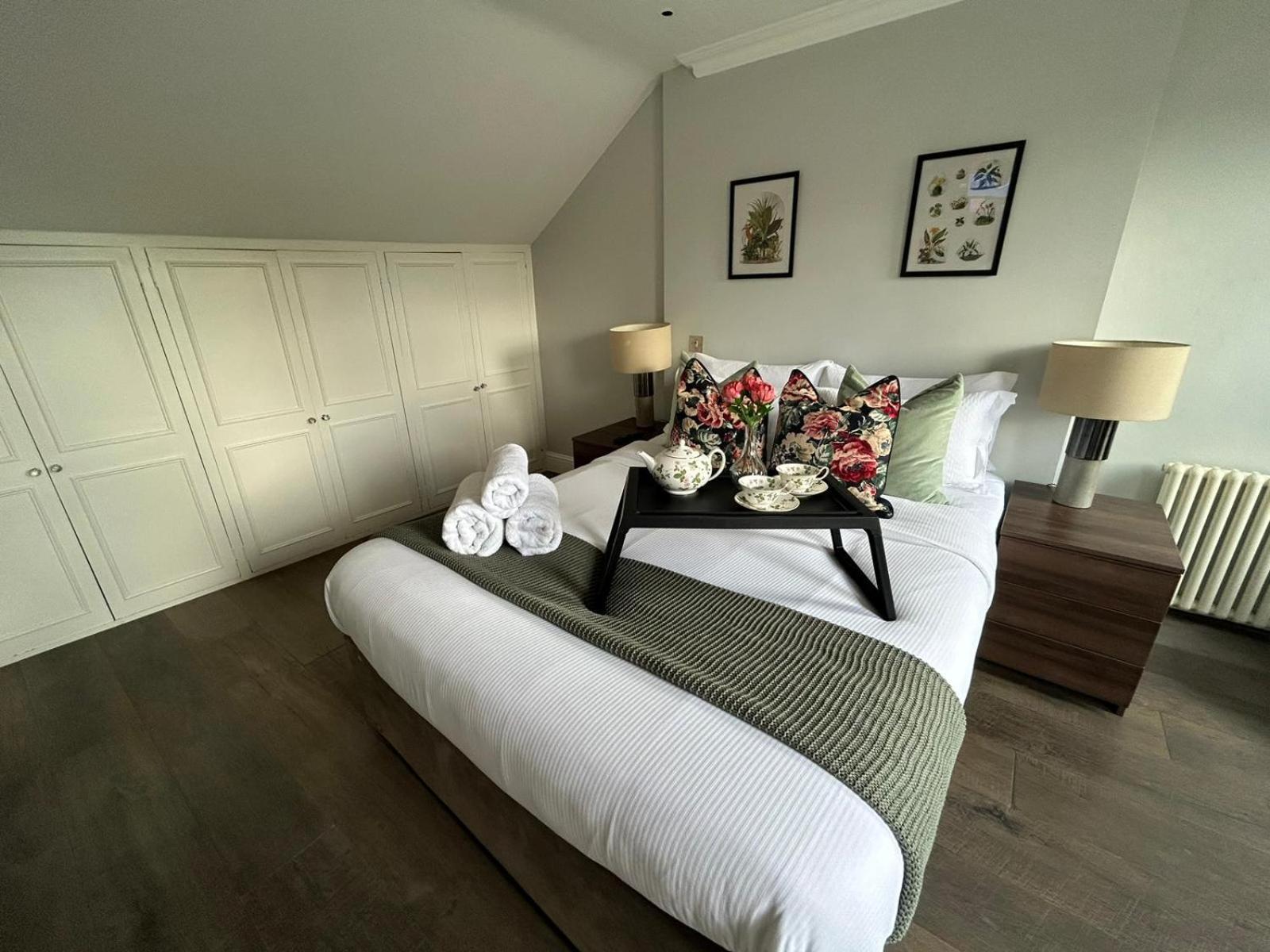 Appartement Beautiful And Spacious 2 Bed, 2 Bath Bordering Fulham And Chelsea - Entire With Private Entrance Londen