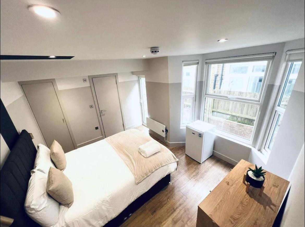 South Charming Ensuite Look Like Designer * London