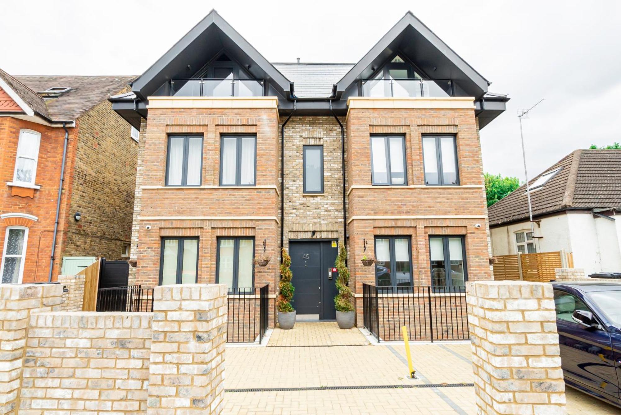 Superb Floor 1-bedroom Flat With Charming Two Balconies Leilighet *