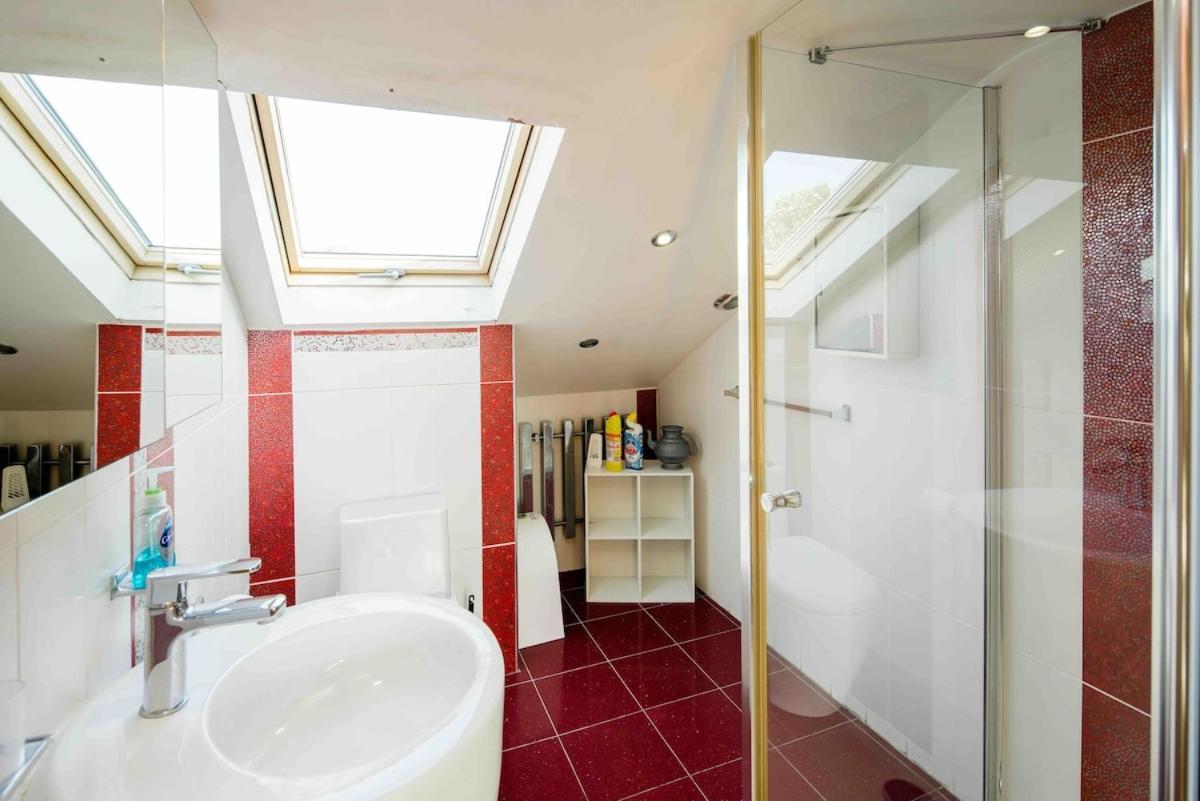 Appartement Huge 6 Beds House In Zone 2 London-mobilerateoffers-families-leisure-parking-wifi-pooltable-netflix-sleeps15! *