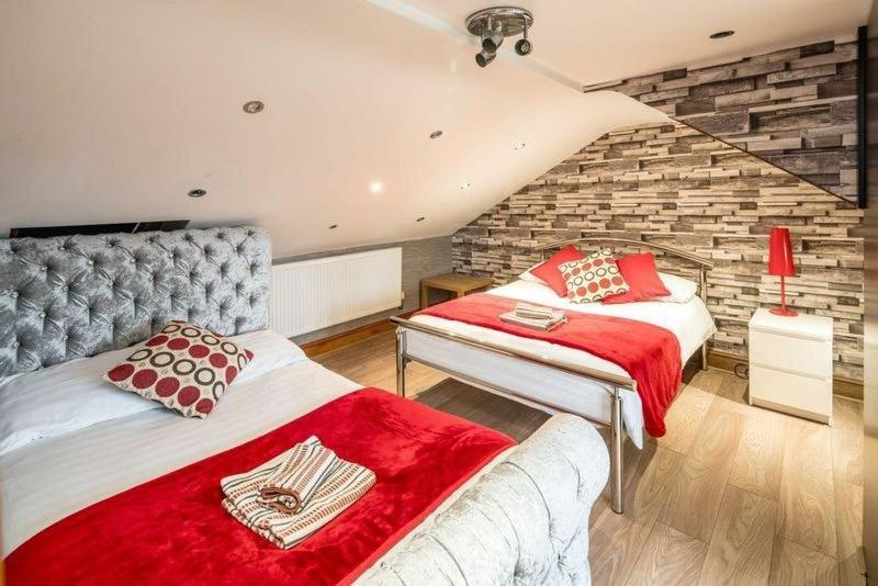 Huge 6 Beds House In Zone 2 London-mobilerateoffers-families-leisure-parking-wifi-pooltable-netflix-sleeps15! * Londen