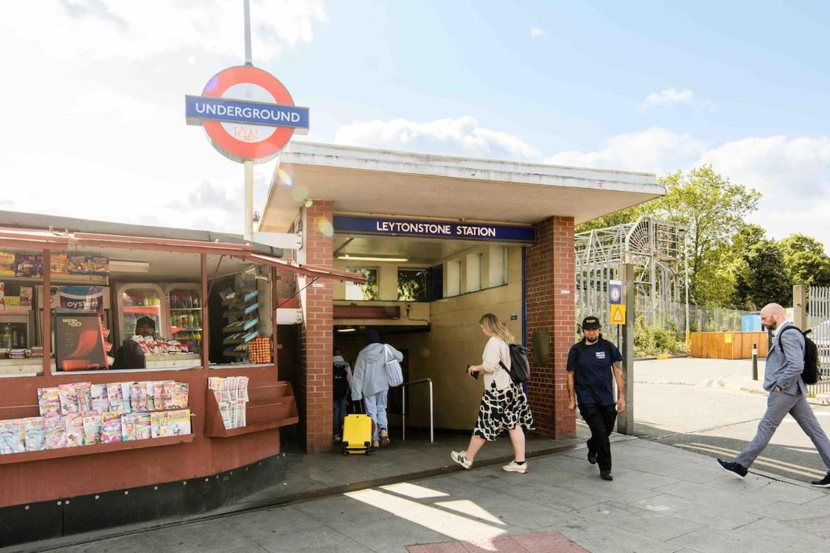 Huge 6 Beds House In Zone 2 London-mobilerateoffers-families-leisure-parking-wifi-pooltable-netflix-sleeps15! Londen