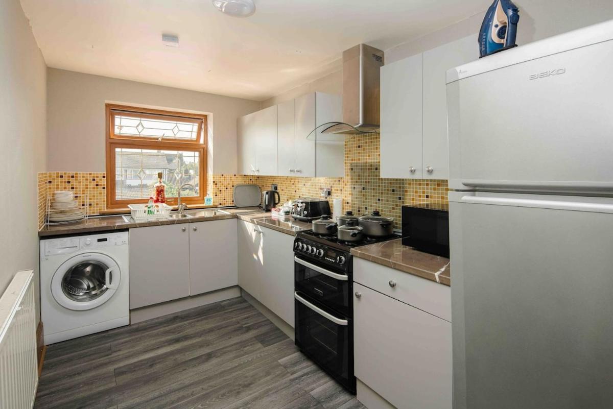 Huge 6 Beds House In Zone 2 London-mobilerateoffers-families-leisure-parking-wifi-pooltable-netflix-sleeps15! Appartement Londen