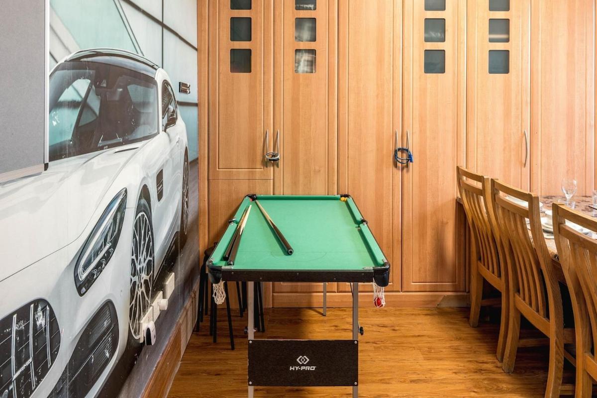 Huge 6 Beds House In Zone 2 London-mobilerateoffers-families-leisure-parking-wifi-pooltable-netflix-sleeps15! Londen