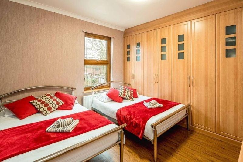 Huge 6 Beds House In Zone 2 London-mobilerateoffers-families-leisure-parking-wifi-pooltable-netflix-sleeps15! Londen