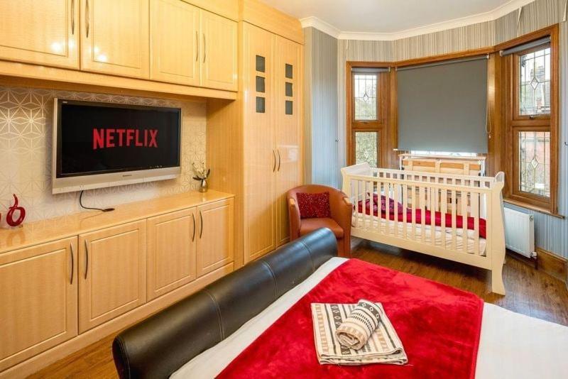 Appartement Huge 6 Beds House In Zone 2 London-mobilerateoffers-families-leisure-parking-wifi-pooltable-netflix-sleeps15! *