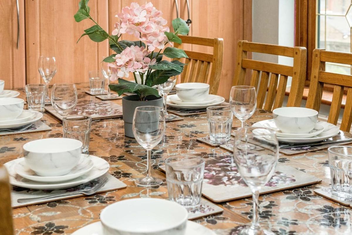 Appartement Huge 6 Beds House In Zone 2 London-mobilerateoffers-families-leisure-parking-wifi-pooltable-netflix-sleeps15! Londen