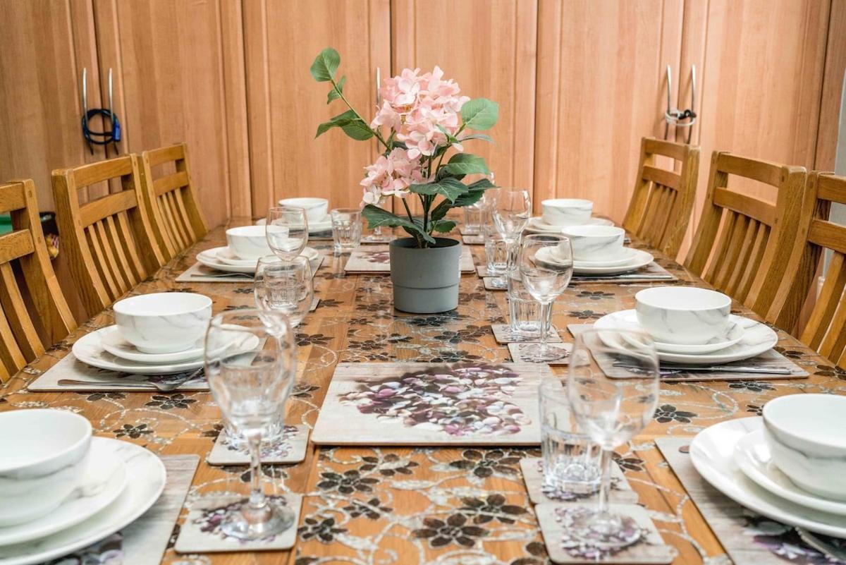 Huge 6 Beds House In Zone 2 London-mobilerateoffers-families-leisure-parking-wifi-pooltable-netflix-sleeps15! Appartement *