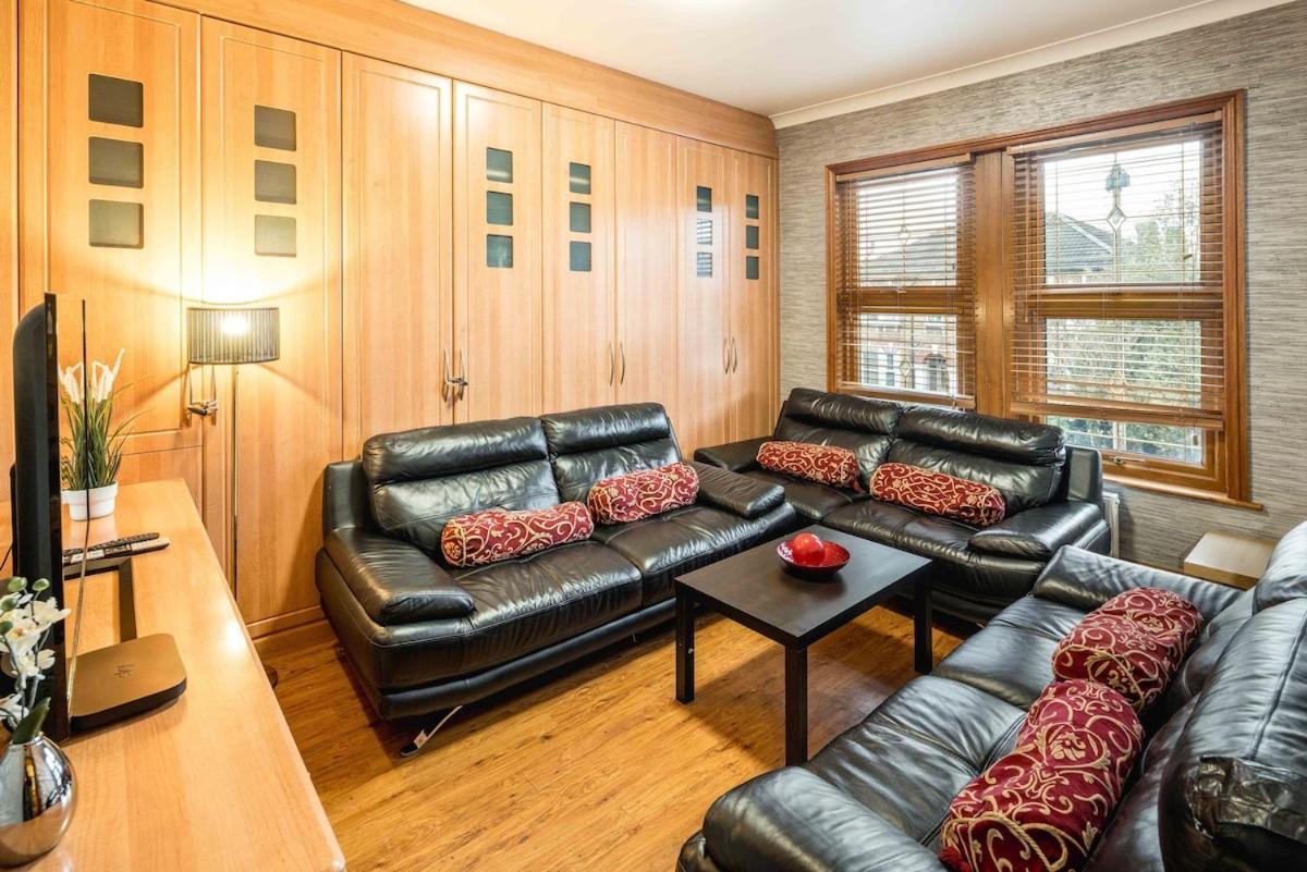 Huge 6 Beds House In Zone 2 London-mobilerateoffers-families-leisure-parking-wifi-pooltable-netflix-sleeps15! Appartement Londen