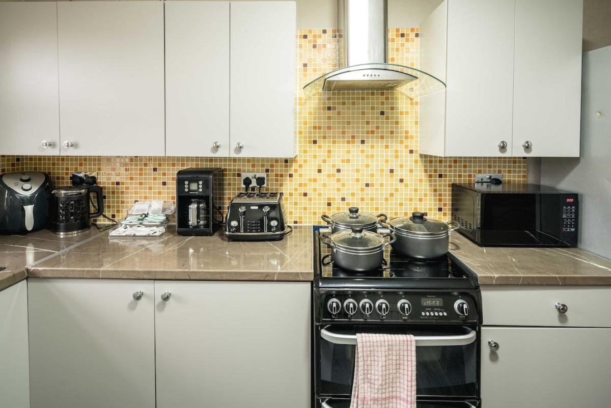 Huge 6 Beds House In Zone 2 London-mobilerateoffers-families-leisure-parking-wifi-pooltable-netflix-sleeps15! * Londen