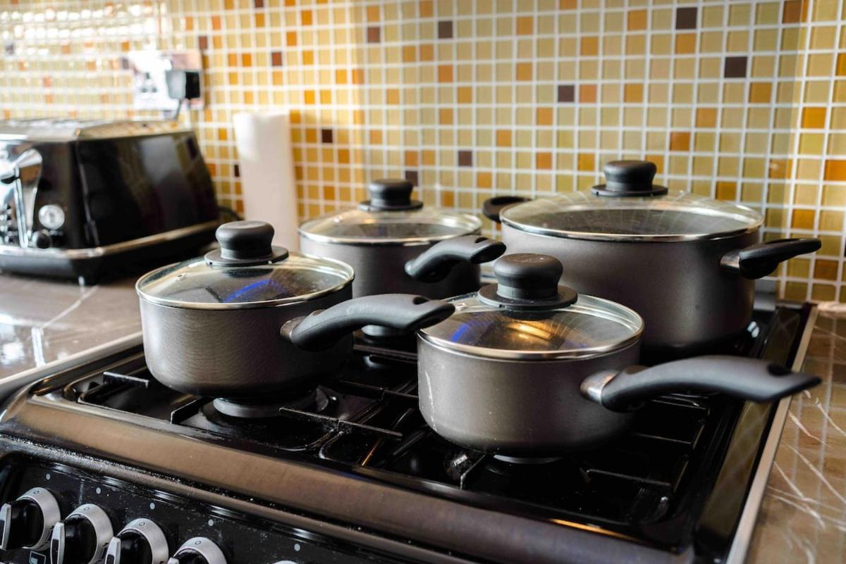 Huge 6 Beds House In Zone 2 London-mobilerateoffers-families-leisure-parking-wifi-pooltable-netflix-sleeps15! Appartement