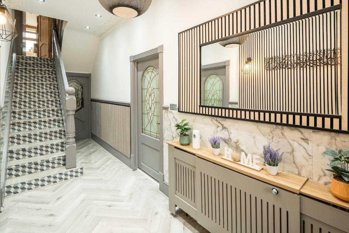 Appartement Huge 6 Beds House In Zone 2 London-mobilerateoffers-families-leisure-parking-wifi-pooltable-netflix-sleeps15! Londen