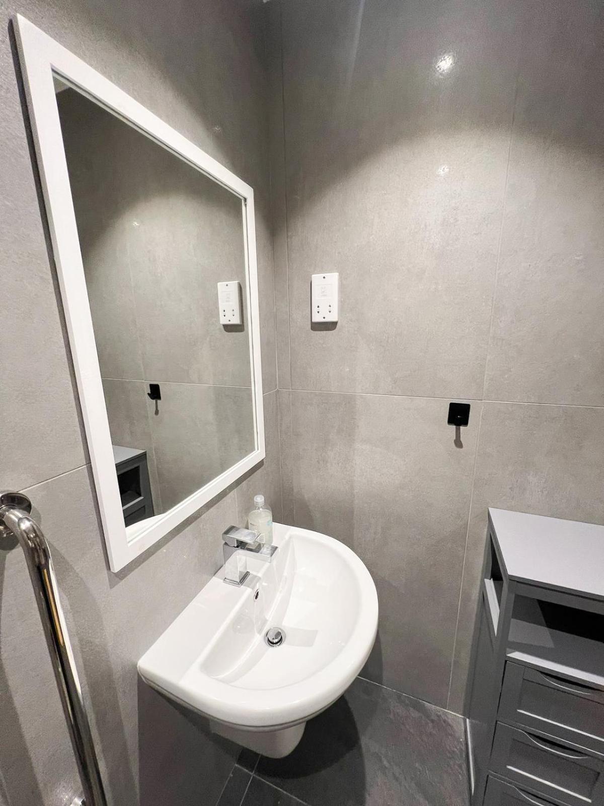 Apartment Sleek Flat Near Highbury & Islington Station *