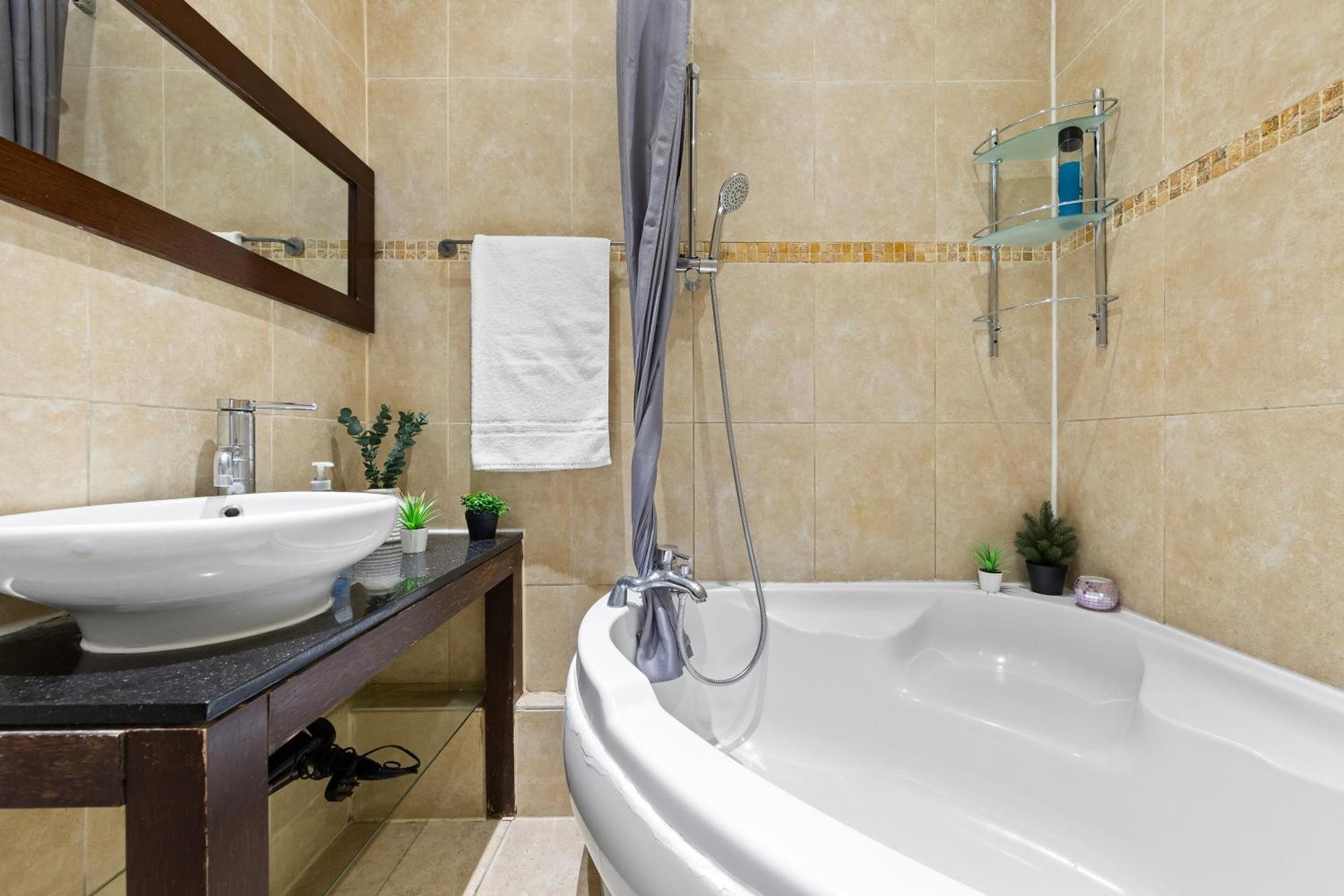 Apartment Luxurious 3 Bedroom Flat With Balcony In Kensington For 7 Next To Station Near Harrods