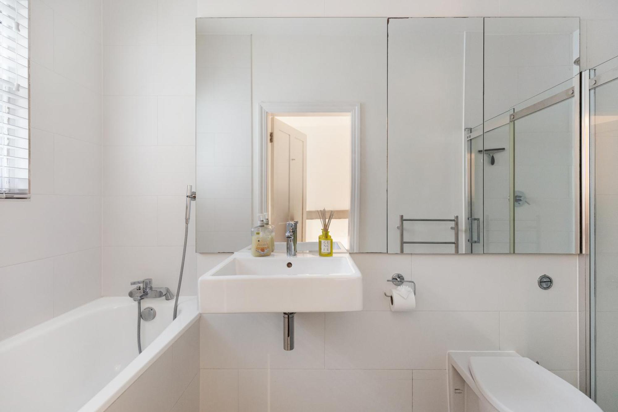Modern Two Bed Two Bath Flat In Kensington - Knightsbridge Apartment