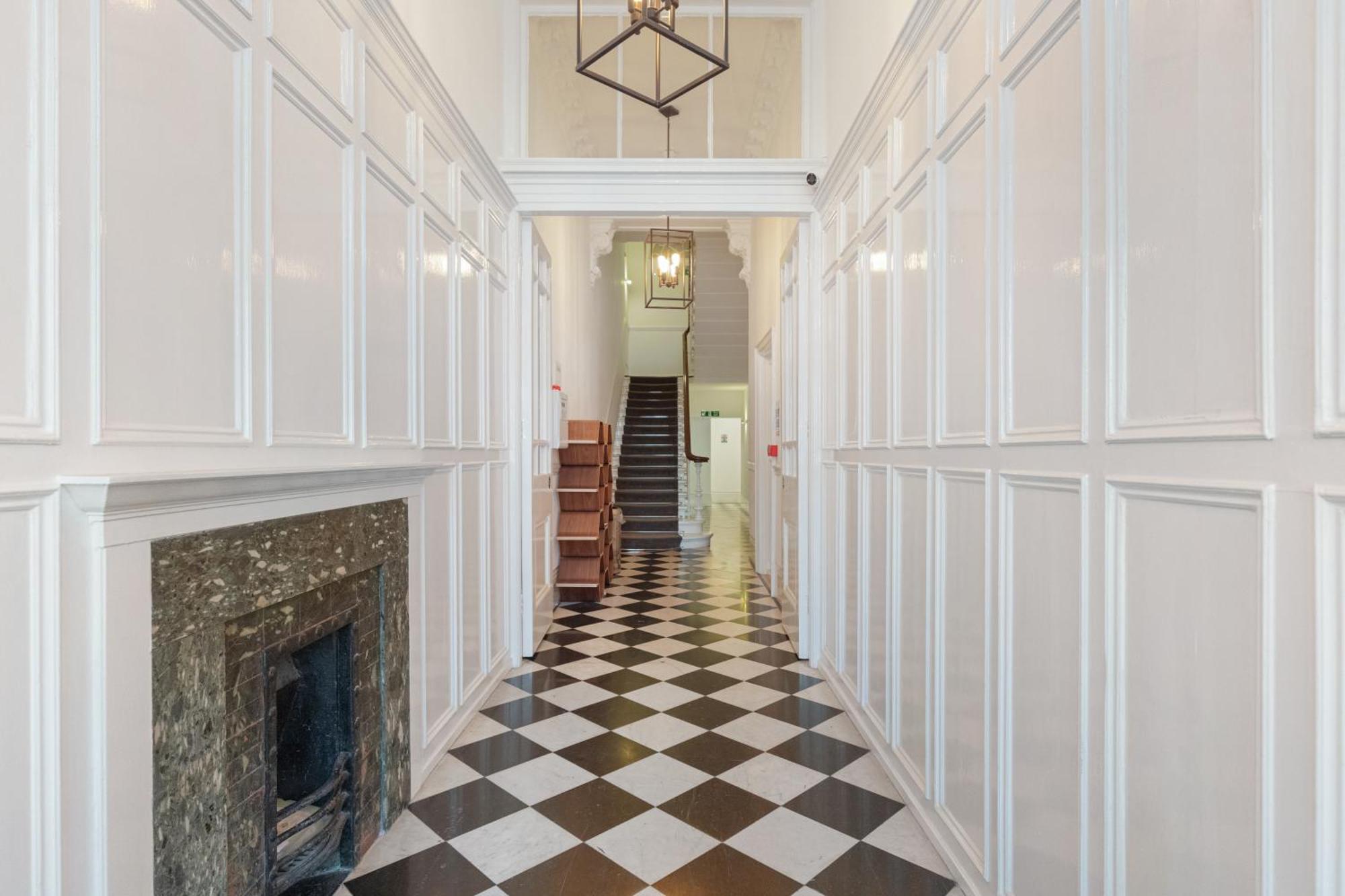 Modern Two Bed Two Bath Flat In Kensington - Knightsbridge
