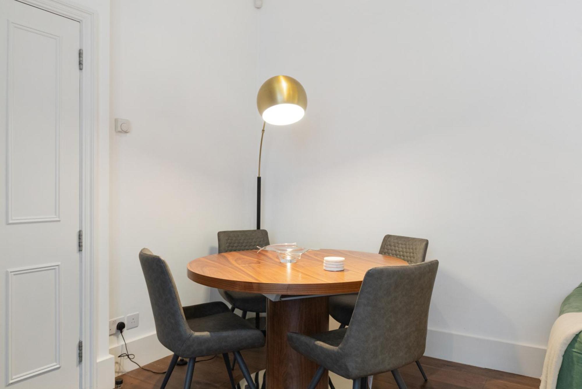 Modern Two Bed Two Bath Flat In Kensington - Knightsbridge