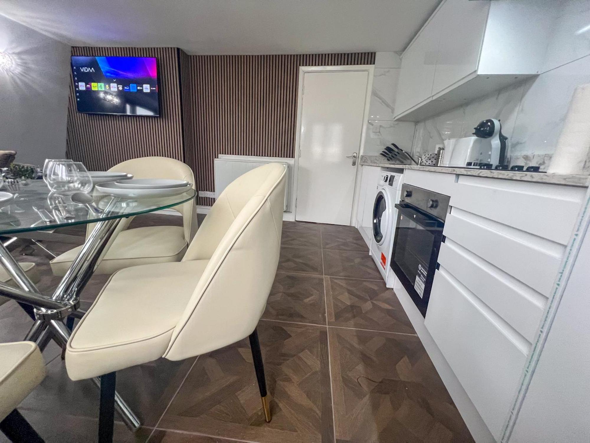 Stylish 2 Bedroom In The Heart Of Soho Gs5 Apartment London