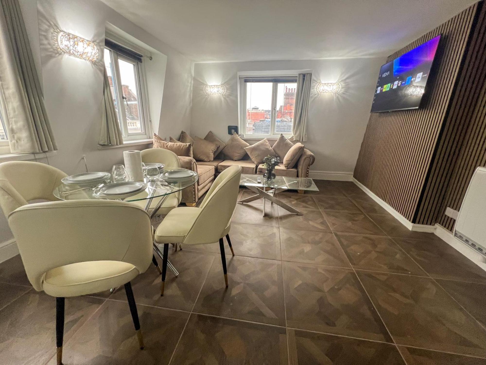 Stylish 2 Bedroom In The Heart Of Soho Gs5 London
