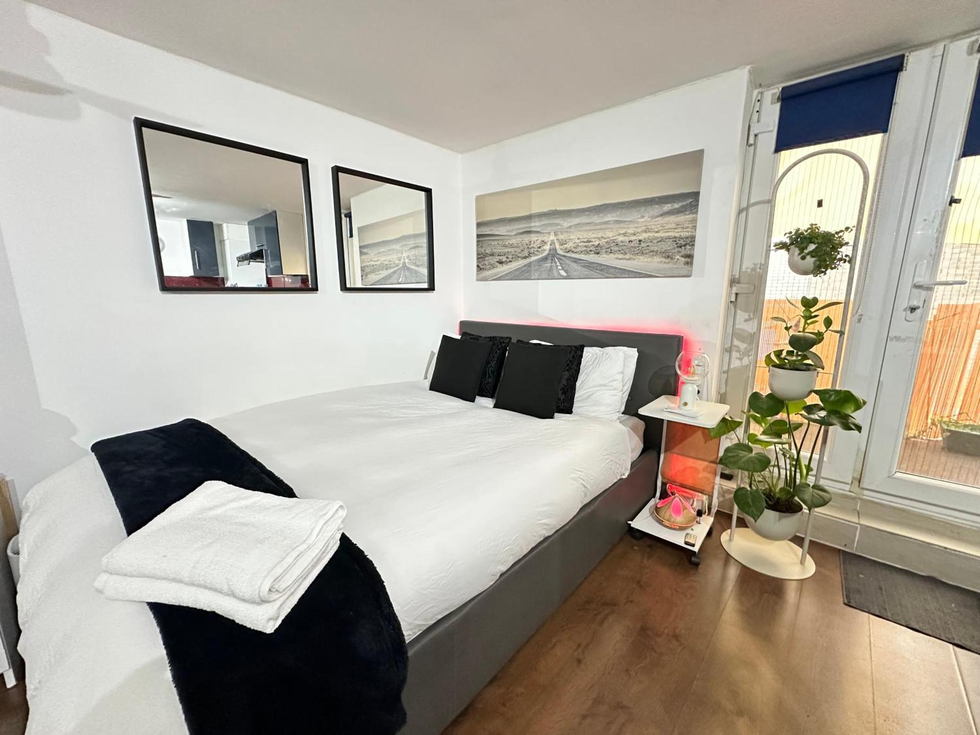 Cozy Modern In The Heart Of