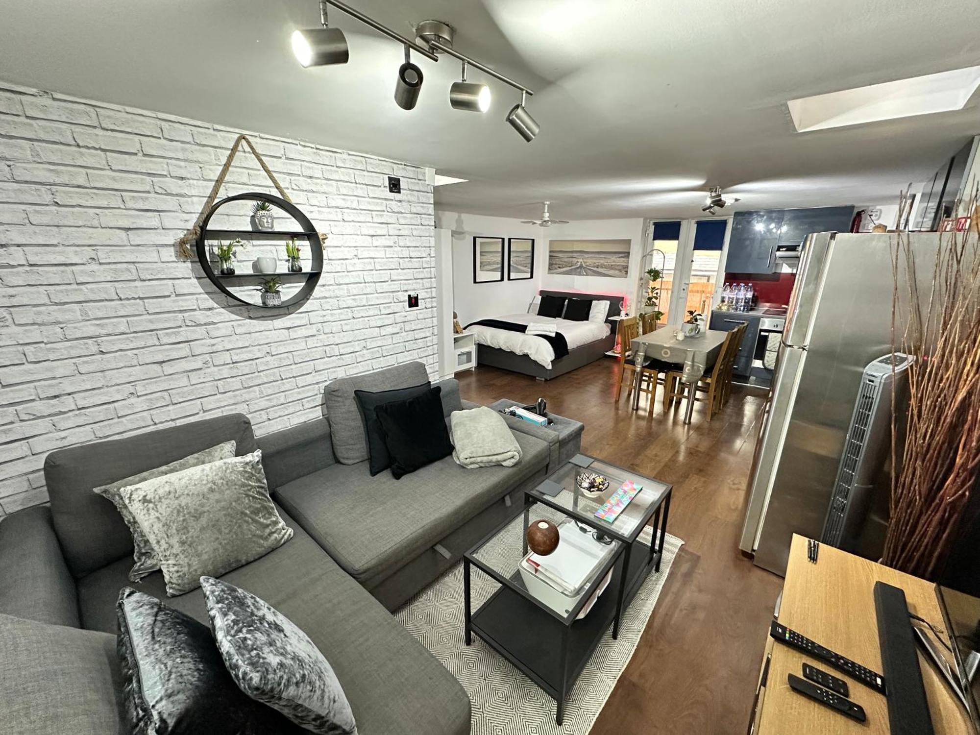 Cozy Modern In The Heart Of Holiday home
