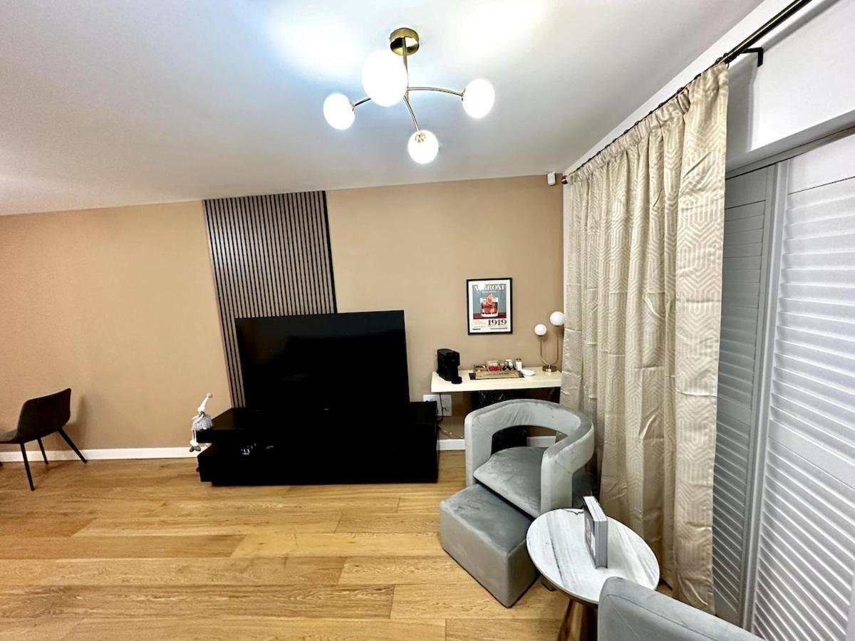 Apartment Royal City Of Park Royal