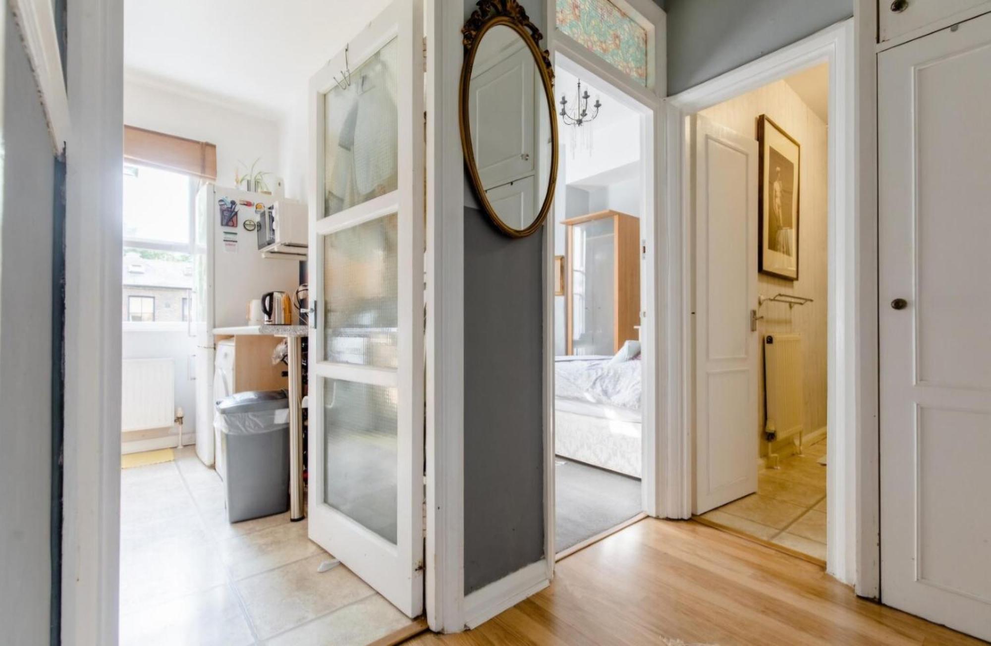 Spacious Double Bedroom In Kensington London